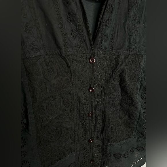 Johnny was black embroidered eyelet blouse Button Down XS - Picture 3 of 5